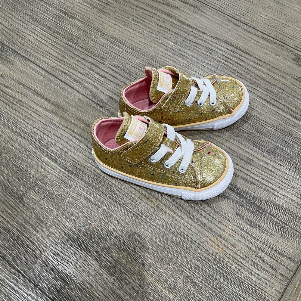 NWOT Toddler size 6 converse